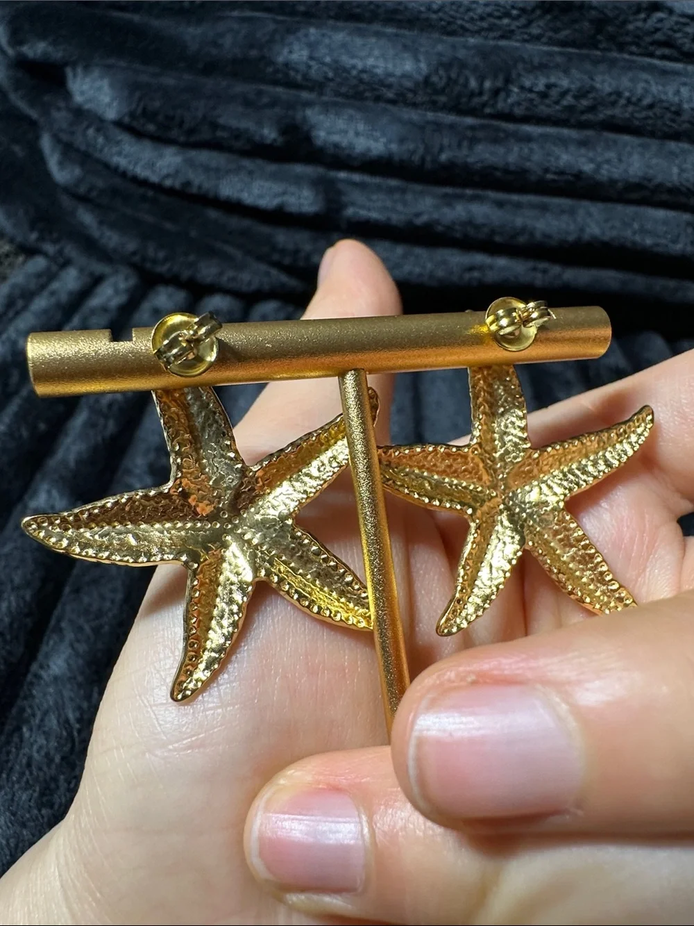 Kenneth Jay Lane Gold Starfish Clip-On Earrings - Picture 4 of 5